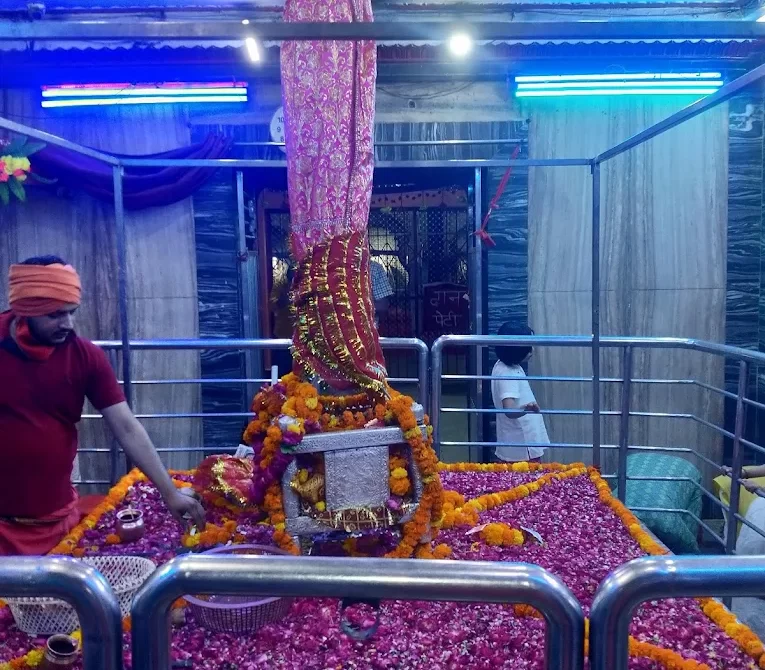 Varanasi Travel Guide 2026 – Temples, Ghats, Food, Shopping & Complete Tour Guide