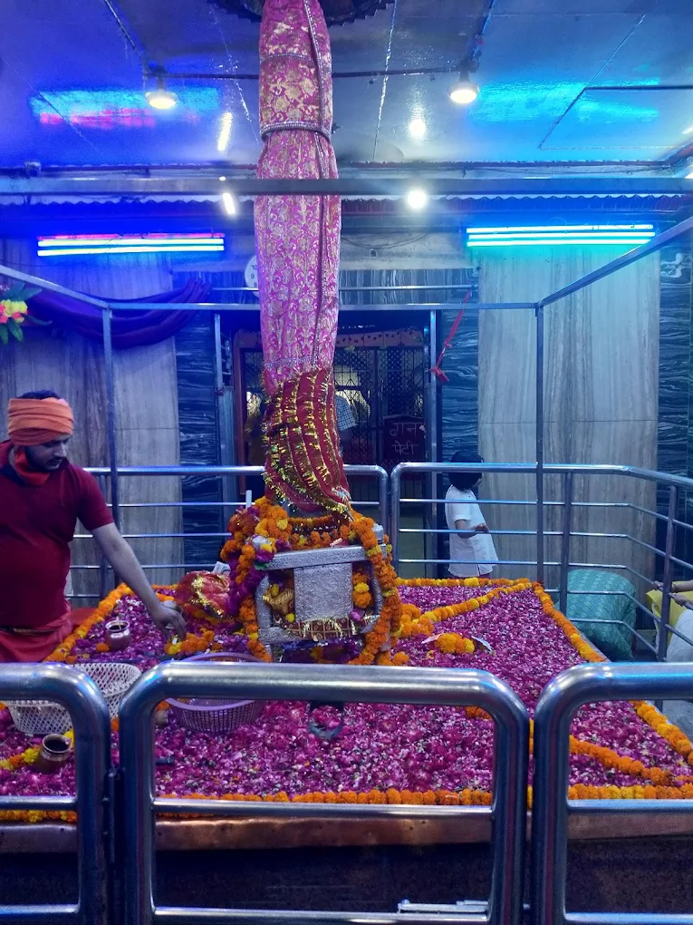 Varanasi Travel Guide 2026 – Temples, Ghats, Food, Shopping & Complete Tour Guide